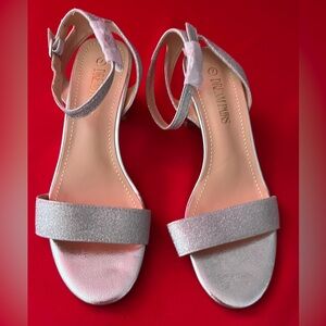 NWOT Women’s Silver Glitter Low Heel Dream Pairs Sandals Size 7